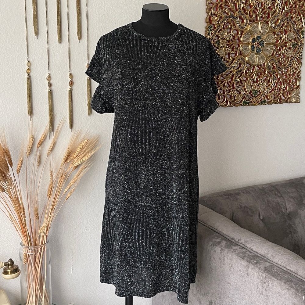 Grungy and super stylish little black dress